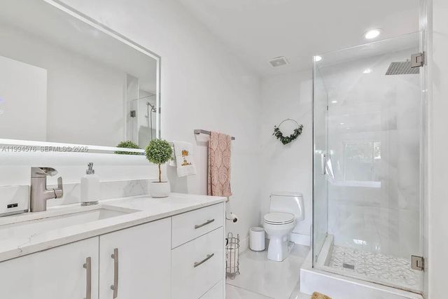 518 Woodgate Cir E, Sunrise, FL 33326