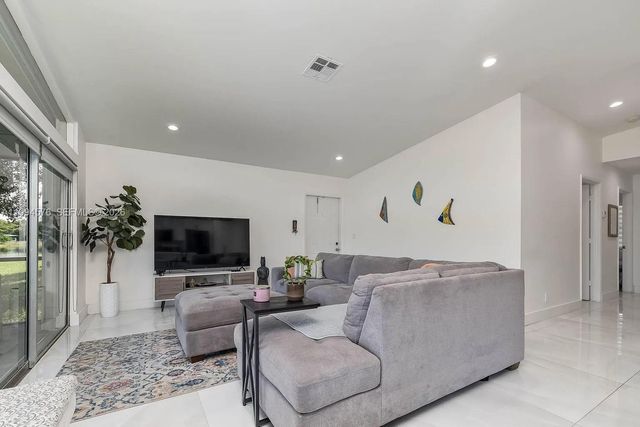 518 Woodgate Cir E, Sunrise, FL 33326