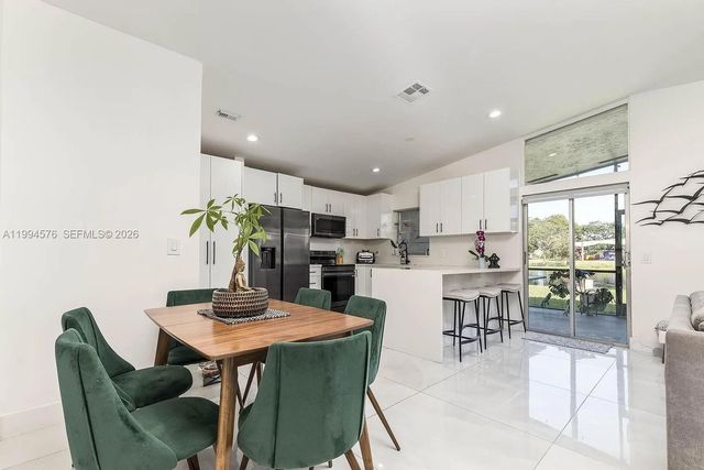 518 Woodgate Cir E, Sunrise, FL 33326