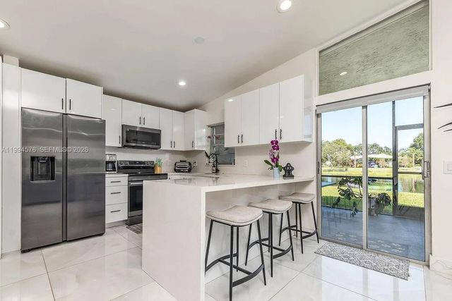 518 Woodgate Cir E, Sunrise, FL 33326