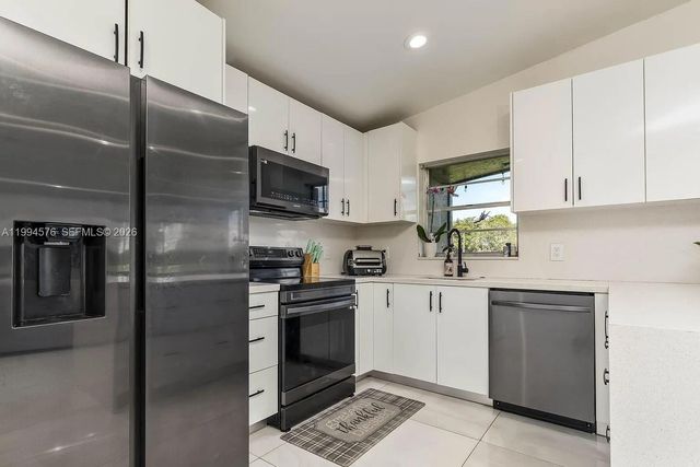 518 Woodgate Cir E, Sunrise, FL 33326