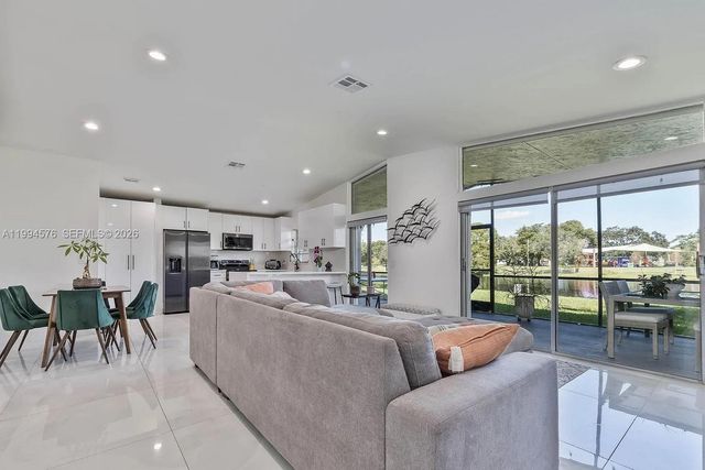 518 Woodgate Cir E, Sunrise, FL 33326