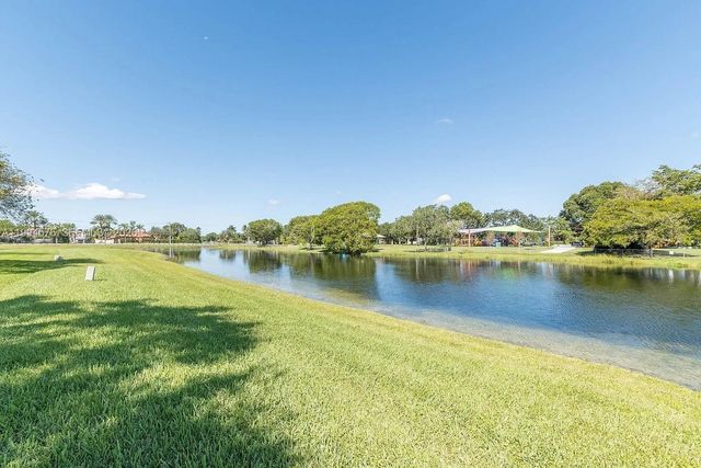 518 Woodgate Cir E, Sunrise, FL 33326