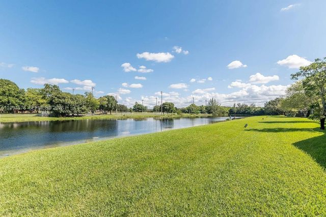 518 Woodgate Cir E, Sunrise, FL 33326