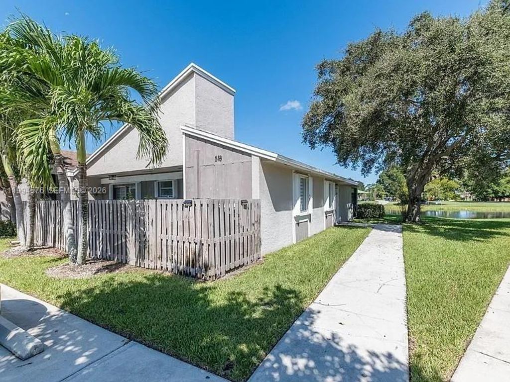 518 Woodgate Cir E, Sunrise, FL 33326