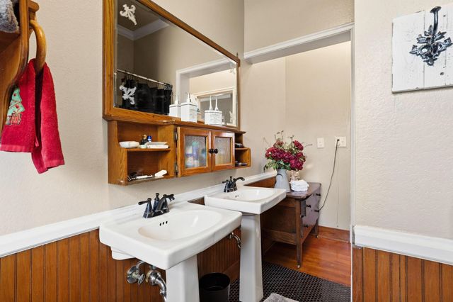 304 E 9th Street, Bonham, TX 75418
