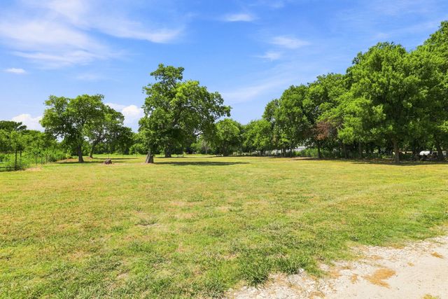 933 Scott, Honey Grove, TX 75446