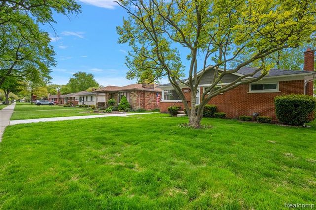 23344 Brookdale Boulevard, Saint Clair Shores, MI 48082