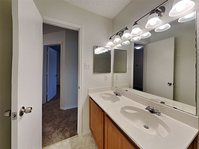 4059 Hunters Creek Drive, Fort Worth, TX 76123