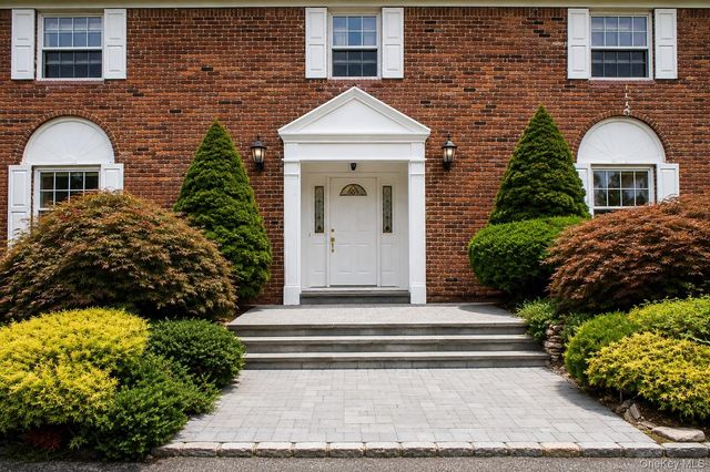 34 Lisa Court, Syosset, NY 11791