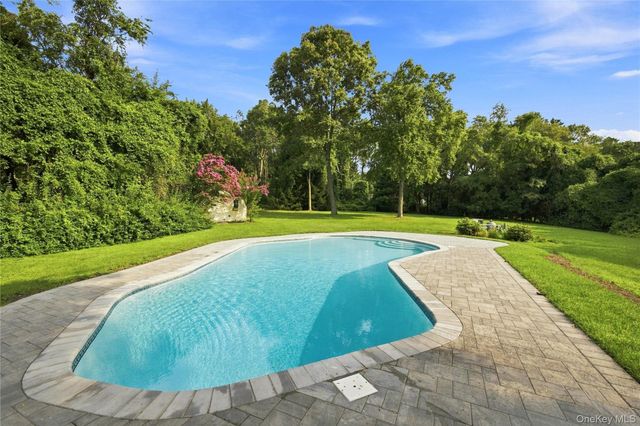 34 Lisa Court, Syosset, NY 11791