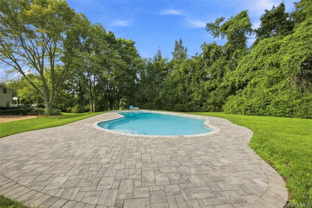 34 Lisa Court, Syosset, NY 11791