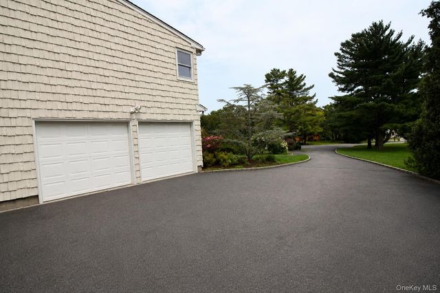 34 Lisa Court, Syosset, NY 11791