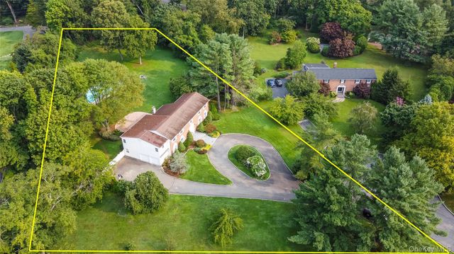 34 Lisa Court, Syosset, NY 11791