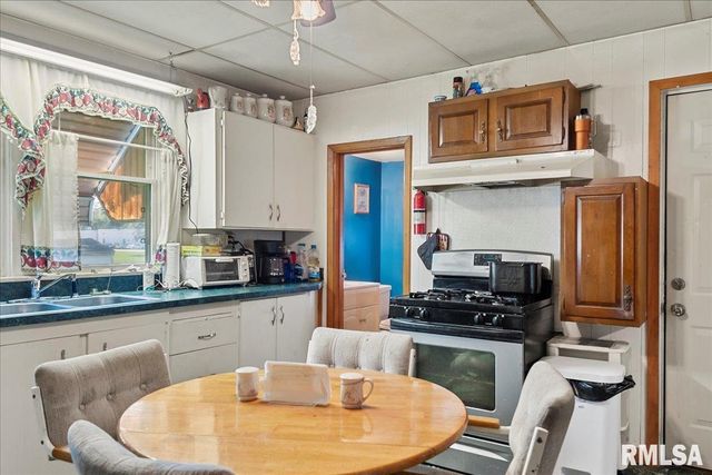 2028 PEORIA Road, Springfield, IL 62702