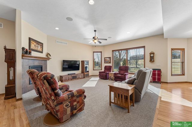 12219 S 75th Circle, Papillion, NE 68046