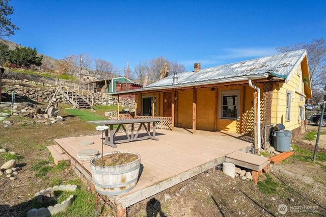 470 2nd Street, Chelan Falls, WA 98817