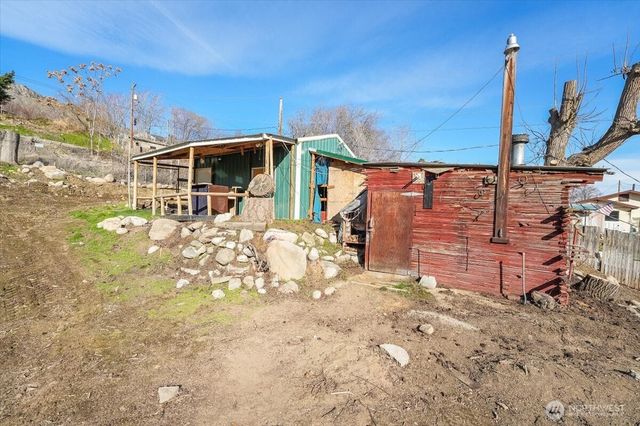 470 2nd Street, Chelan Falls, WA 98817