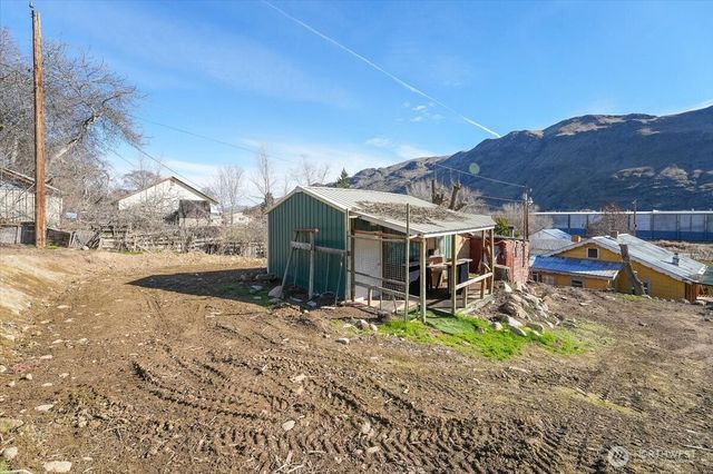 470 2nd Street, Chelan Falls, WA 98817