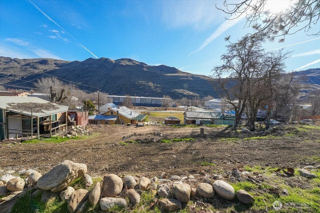 470 2nd Street, Chelan Falls, WA 98817