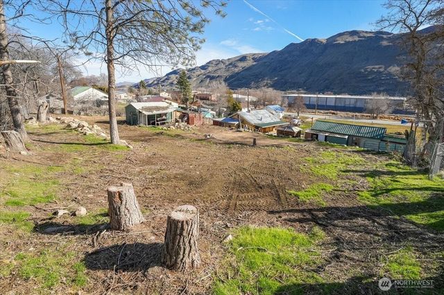 470 2nd Street, Chelan Falls, WA 98817