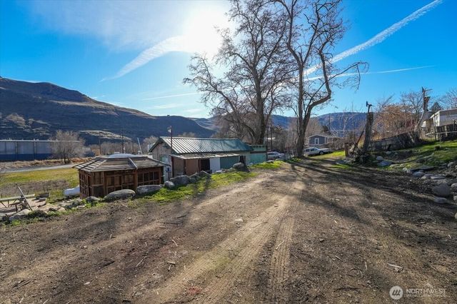 470 2nd Street, Chelan Falls, WA 98817