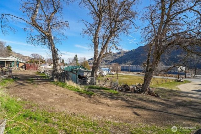 470 2nd Street, Chelan Falls, WA 98817