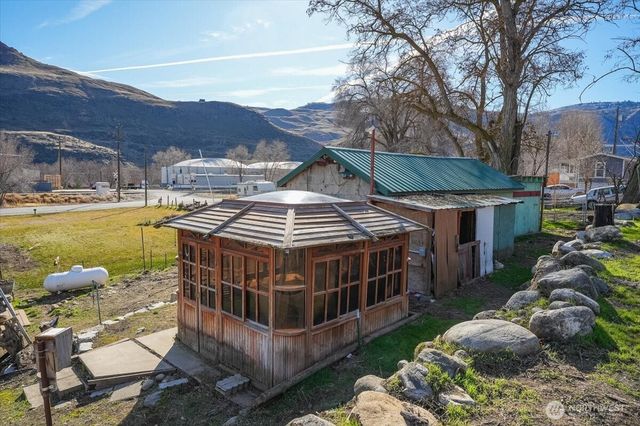470 2nd Street, Chelan Falls, WA 98817