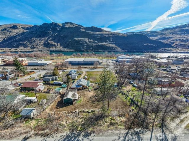 470 2nd Street, Chelan Falls, WA 98817