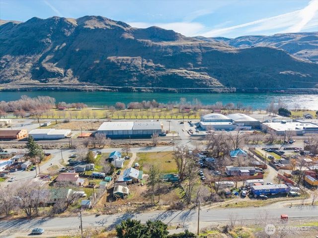 470 2nd Street, Chelan Falls, WA 98817