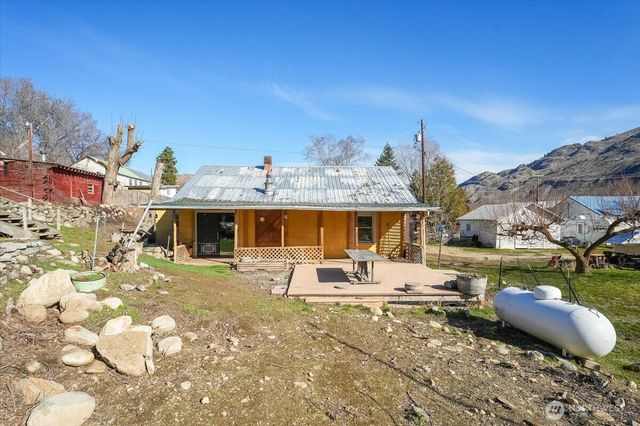 470 2nd Street, Chelan Falls, WA 98817