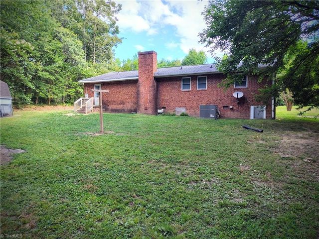1003 Hillcrest Drive, Thomasville, NC 27360