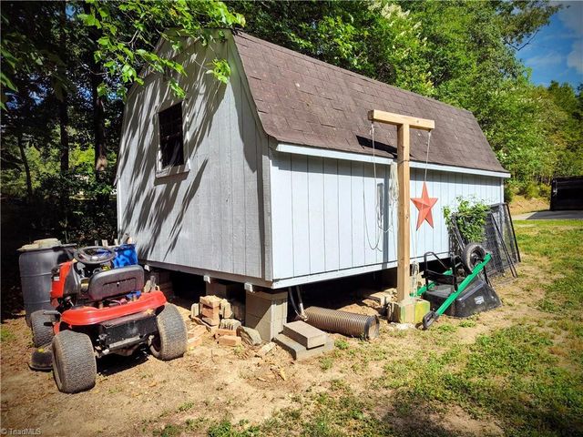 1003 Hillcrest Drive, Thomasville, NC 27360