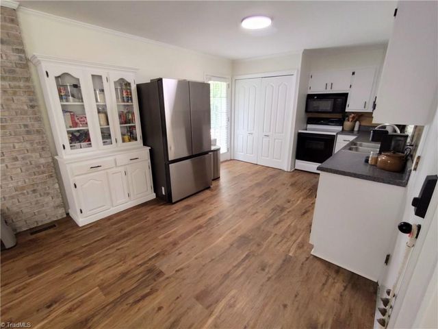 1003 Hillcrest Drive, Thomasville, NC 27360