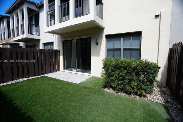 10468 NW 61st Ln, Doral, FL 33178