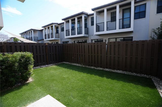 10468 NW 61st Ln, Doral, FL 33178