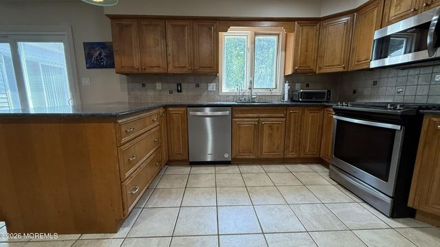 18 Erin Lane, Old Bridge, NJ 08857