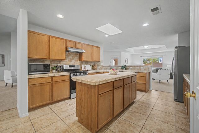 936 Loma Pinon Loop NE, Rio Rancho, NM 87144