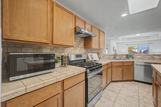 936 Loma Pinon Loop NE, Rio Rancho, NM 87144