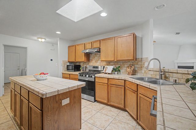 936 Loma Pinon Loop NE, Rio Rancho, NM 87144