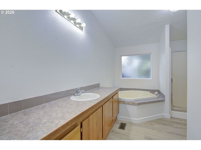 10400 Ne 72ND Ave 1, Vancouver, WA 98686
