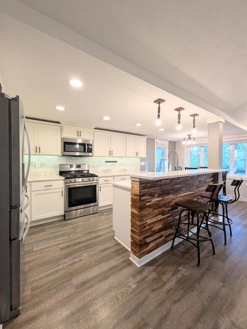 W344S10664 Island View LANE, Mukwonago, WI 53149