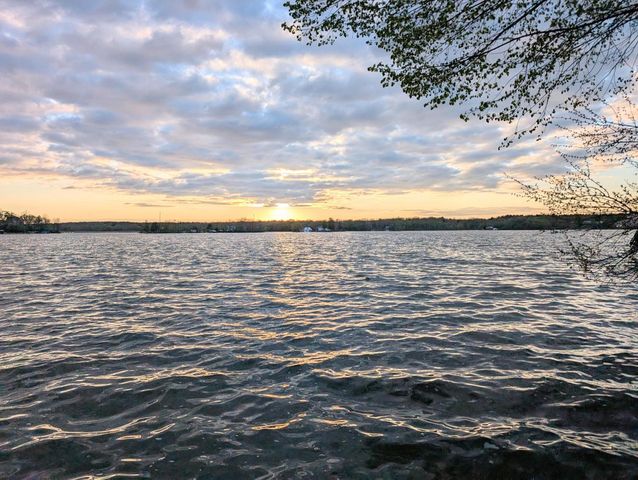 W344S10664 Island View LANE, Mukwonago, WI 53149