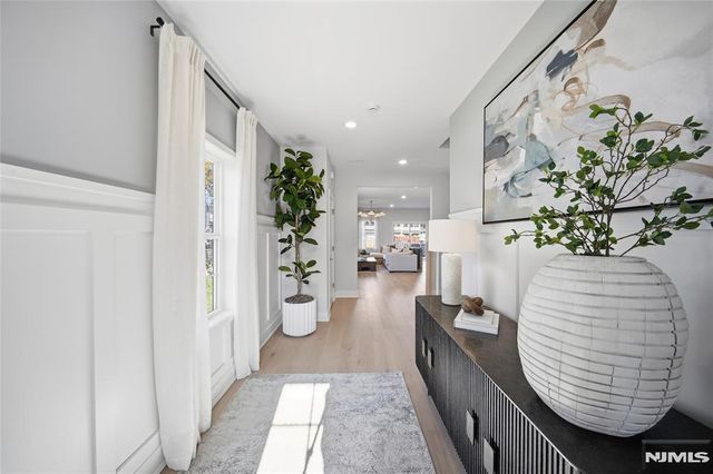 6 Melbourne Drive, Oakland, NJ 07436