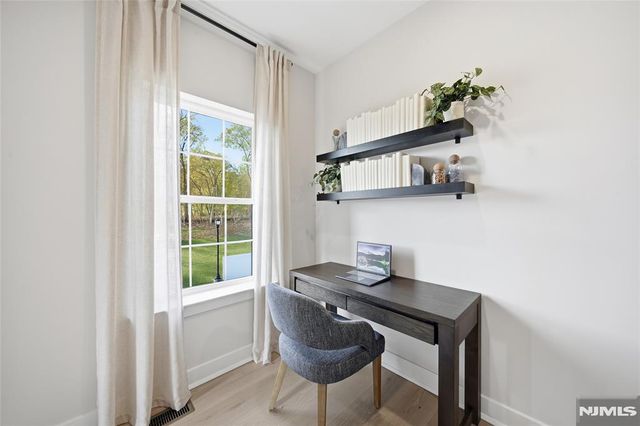 6 Melbourne Drive, Oakland, NJ 07436