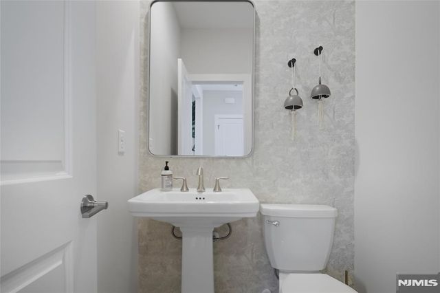 6 Melbourne Drive, Oakland, NJ 07436