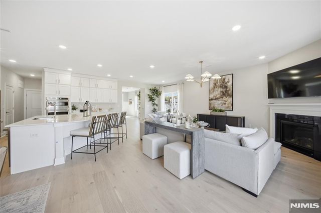 6 Melbourne Drive, Oakland, NJ 07436