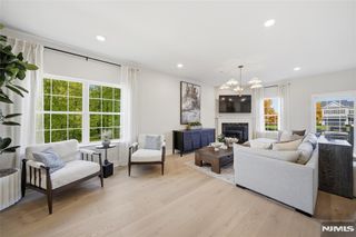 6 Melbourne Drive, Oakland, NJ 07436