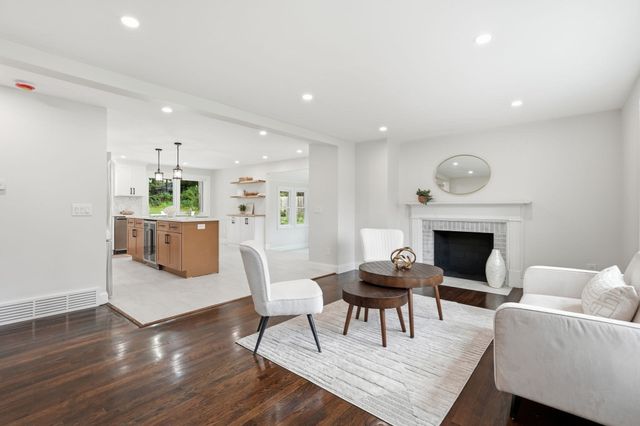 19 Linwood Dr, Wilbraham, MA 01095