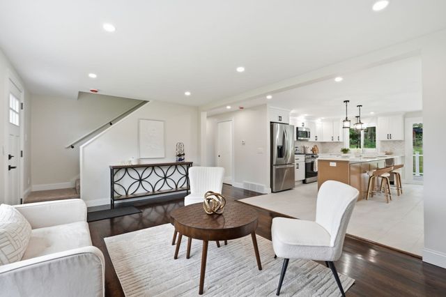 19 Linwood Dr, Wilbraham, MA 01095